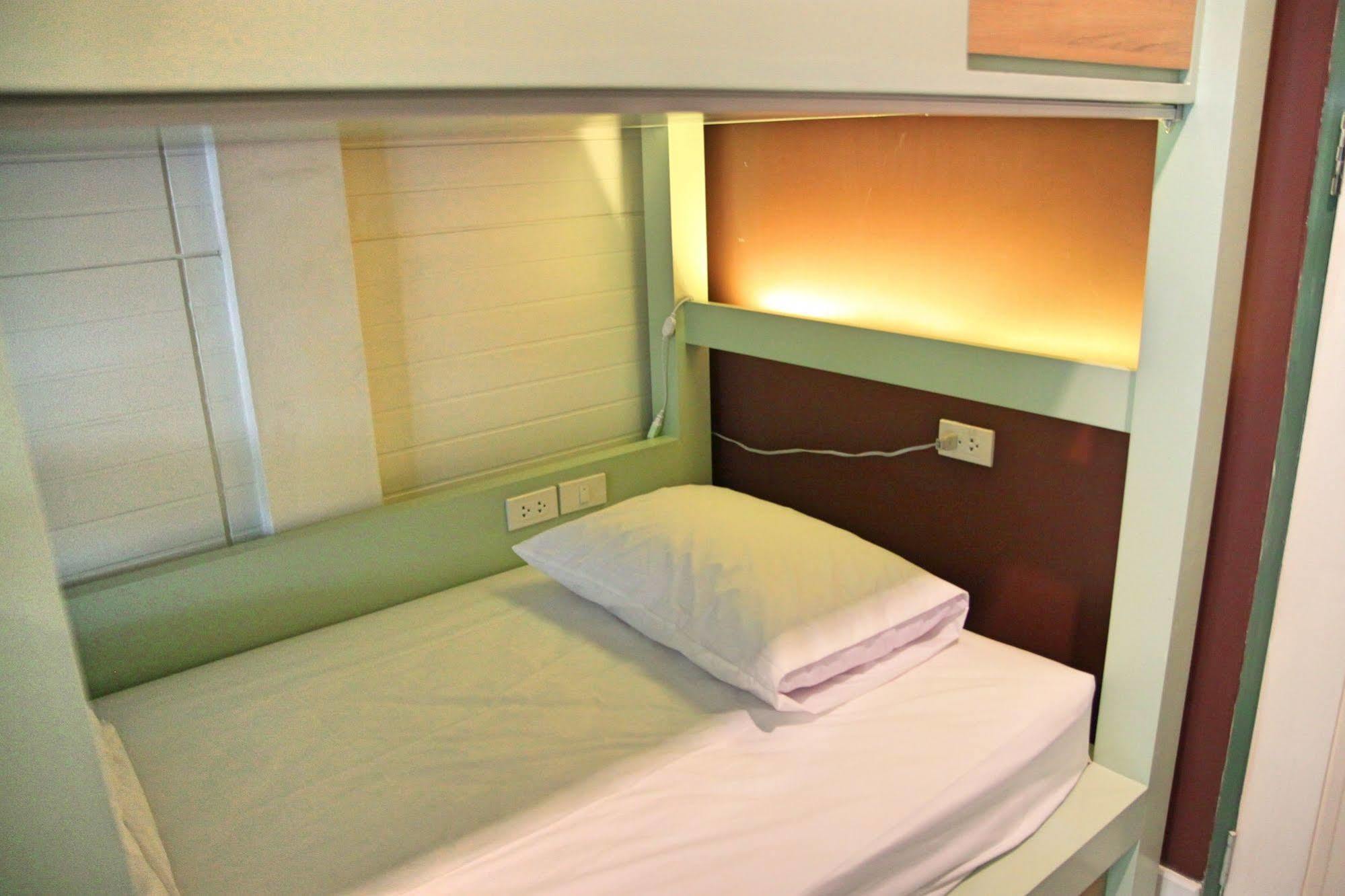 Yoo Yen Pen Sook Hostel Bangkok Ngoại thất bức ảnh